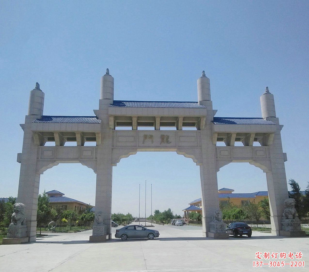 廊坊宝墨园位于正门石雕牌坊