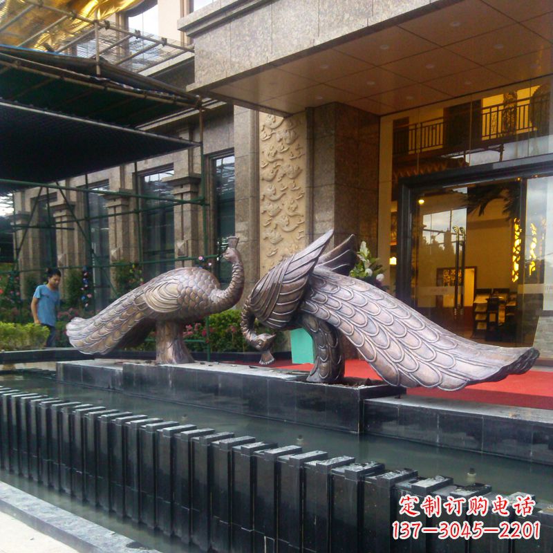廊坊宾馆门口铜雕孔雀
