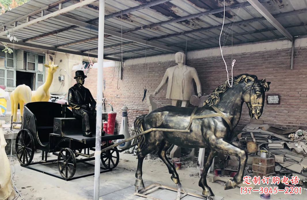廊坊玻璃钢仿铜赶马车人物雕塑广场景观雕塑