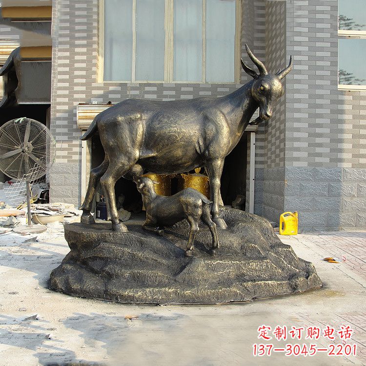 廊坊玻璃钢仿铜羔羊跪乳景观动物雕塑