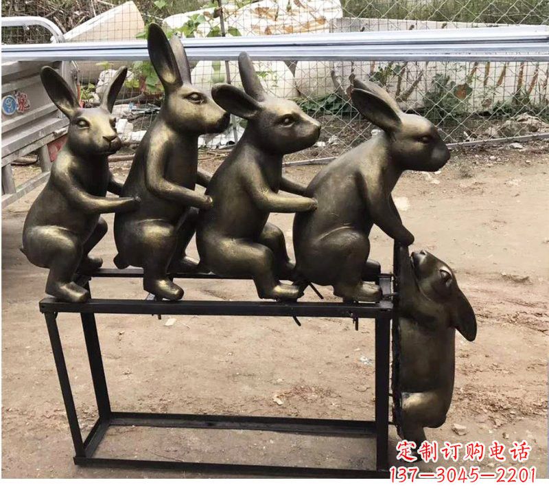 廊坊玻璃钢兔子雕塑仿铜玩耍的兔子