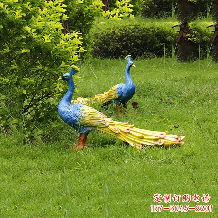 廊坊玻璃钢孔雀雕塑——艺术点缀公园草坪