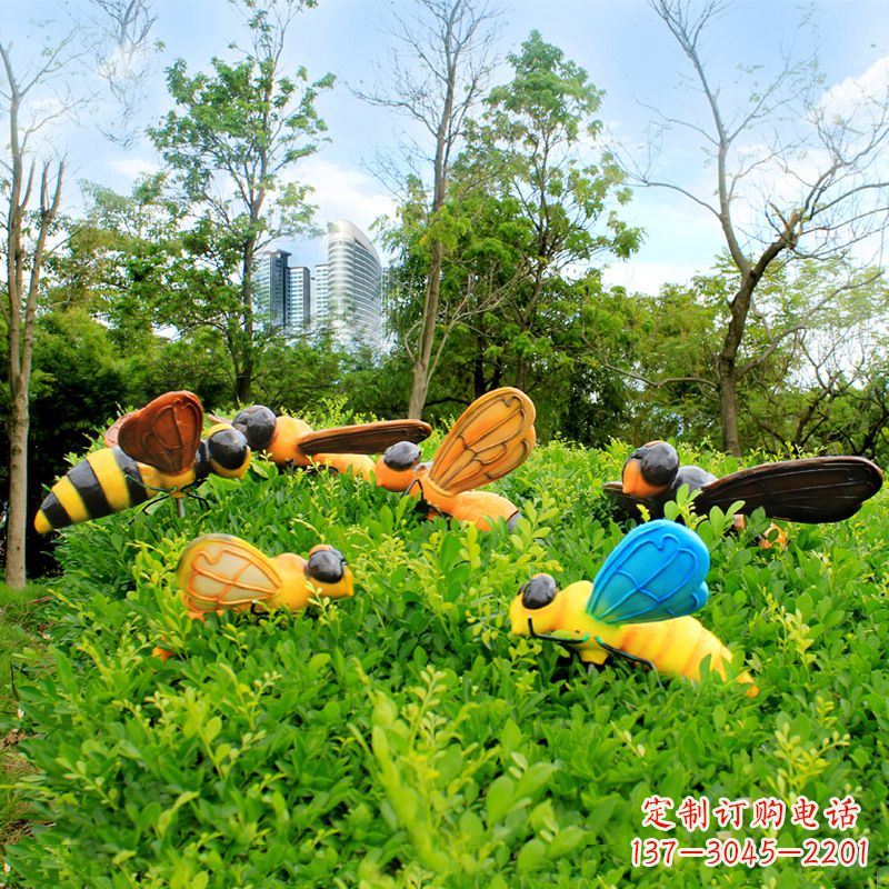 廊坊公园草丛中的蜜蜂雕塑