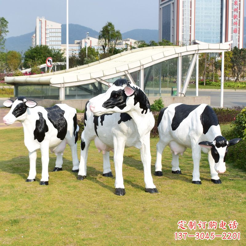 廊坊玻璃钢制作的仿真奶牛雕塑——装点园林草坪
