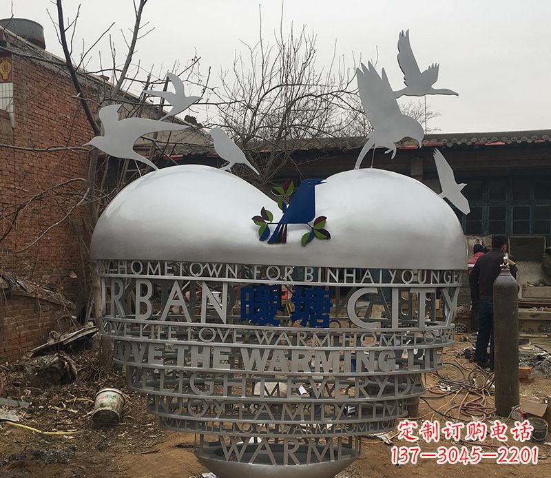 廊坊不锈钢爱心字母雕塑——象征着爱的礼物