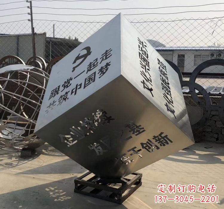 廊坊不锈钢灯饰魔方雕塑——精妙艺术