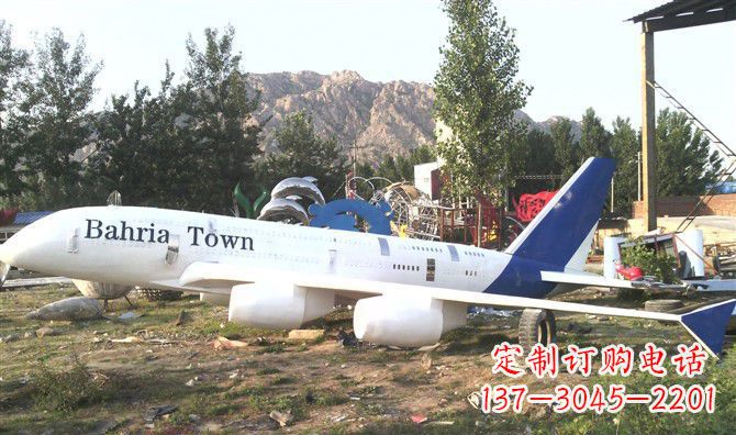 廊坊静静躺在大地上的不锈钢飞机雕塑