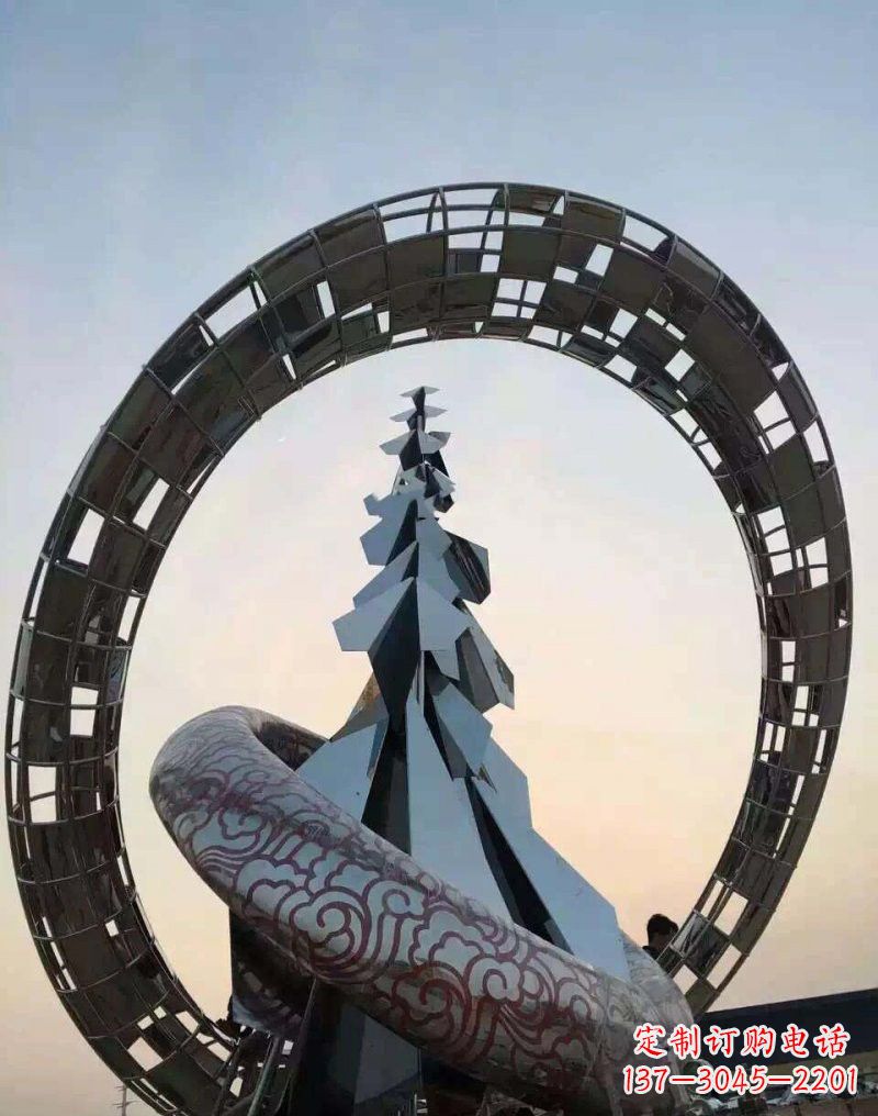 廊坊不锈钢广场上的松树雕塑