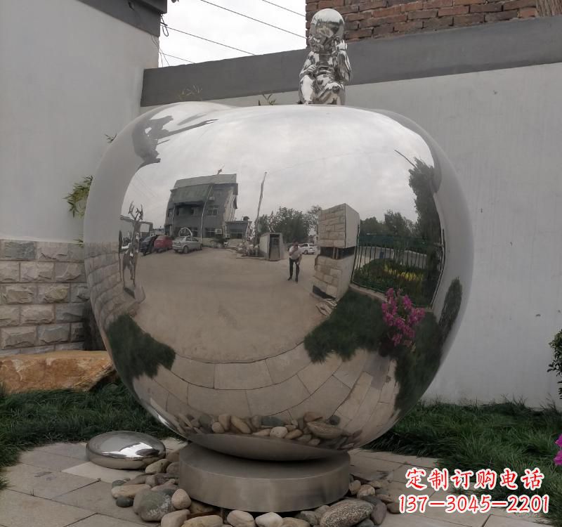 廊坊不锈钢金色苹果雕塑古典与现代的结合