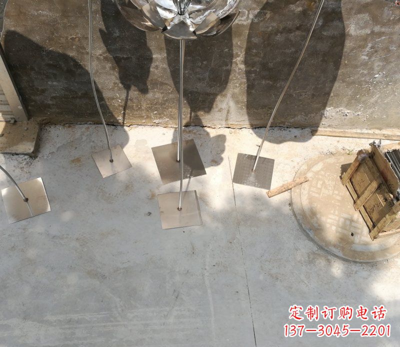 廊坊不锈钢荷叶雕塑给大厅带来精致优雅