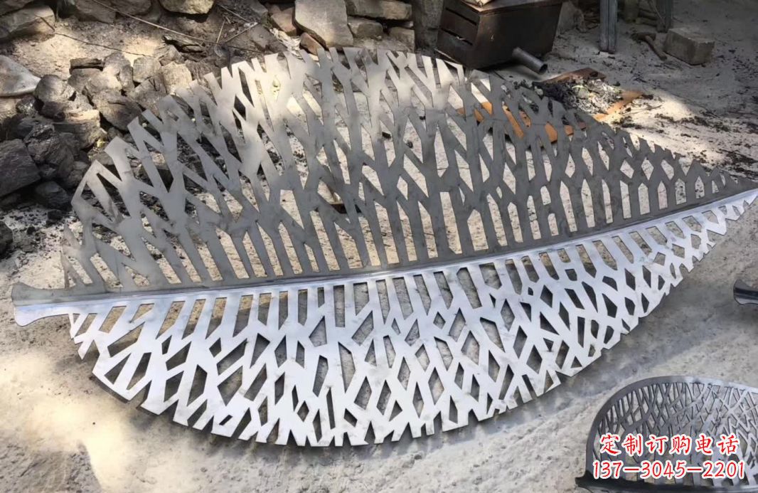 廊坊不锈钢镂空树叶雕塑艺术的精美结合
