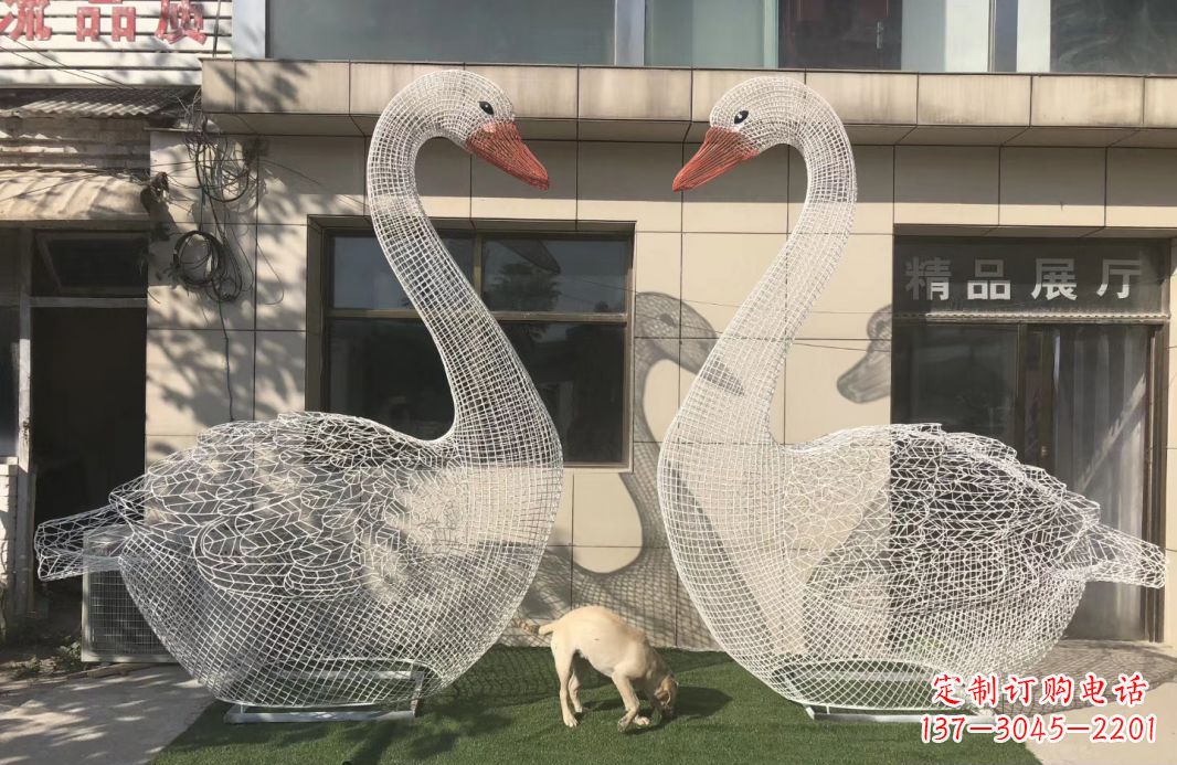 廊坊不锈钢镂空天鹅雕塑给室外增添美感