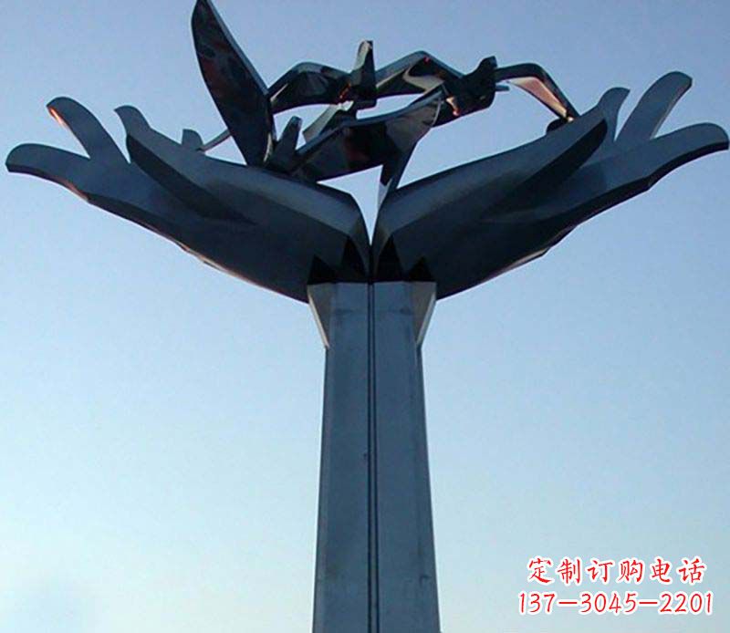 廊坊不锈钢手托鸽子雕塑象征着和平与爱