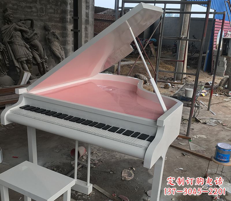 廊坊校园里的钢琴雕塑