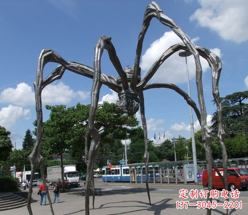 廊坊蜘蛛侠雕塑点缀不锈钢的景观