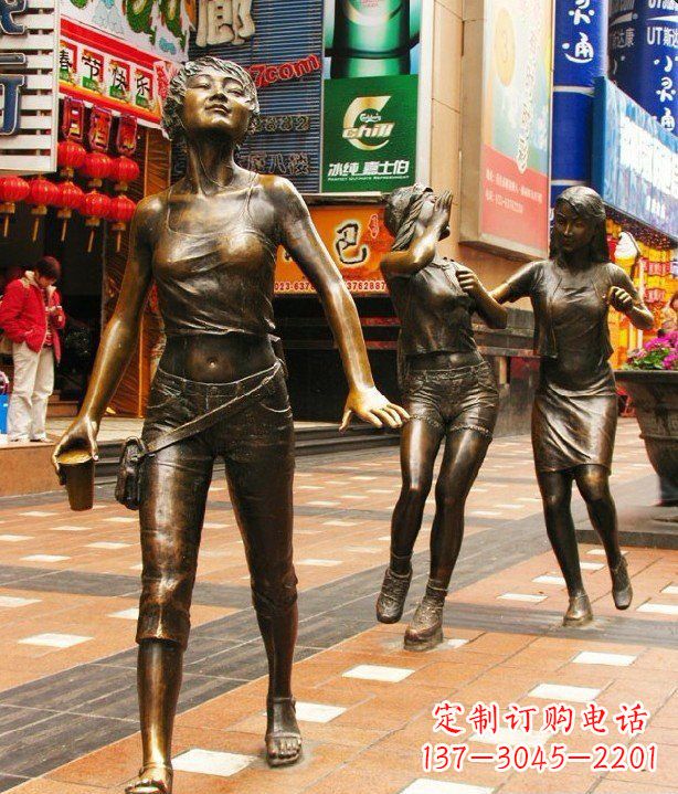 廊坊步行街逛街的女孩以铜雕的形式永久保存