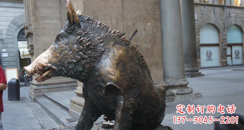 廊坊野猪雕塑给步行街带来美丽风景