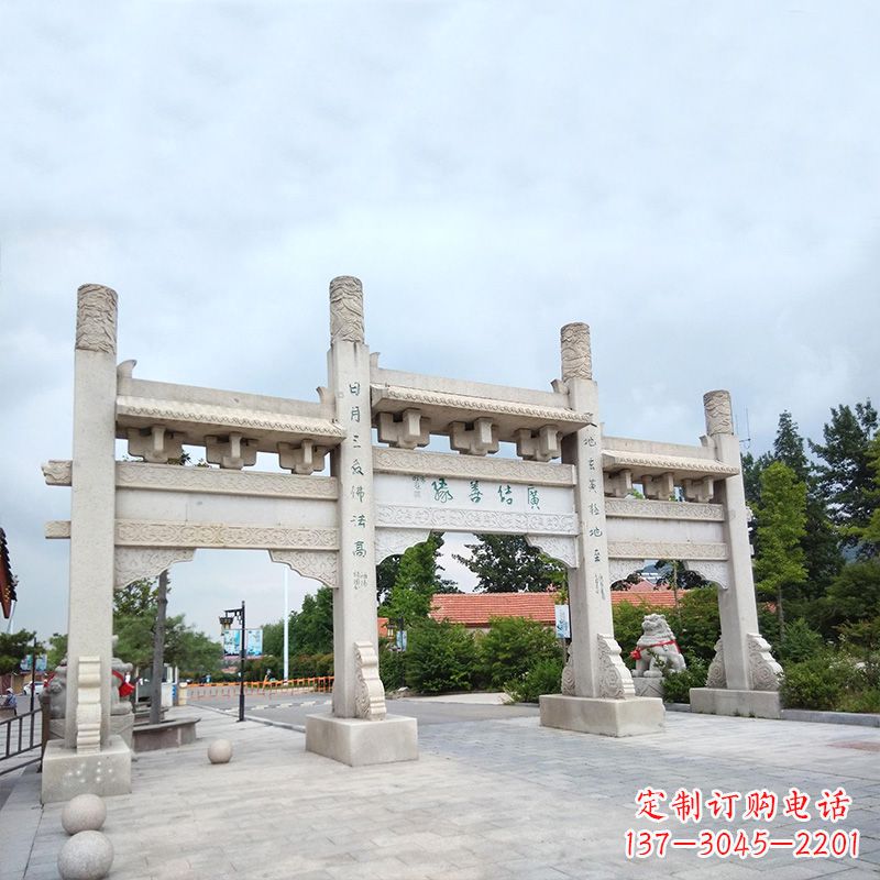 廊坊城市街道上的牌坊雕塑