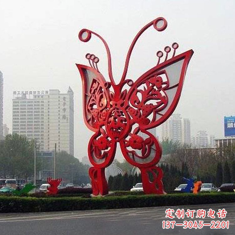 廊坊绿化带上的大型红色蝴蝶雕塑