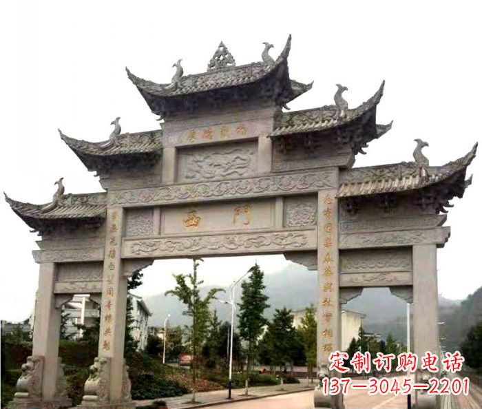 廊坊村口三门石雕牌楼