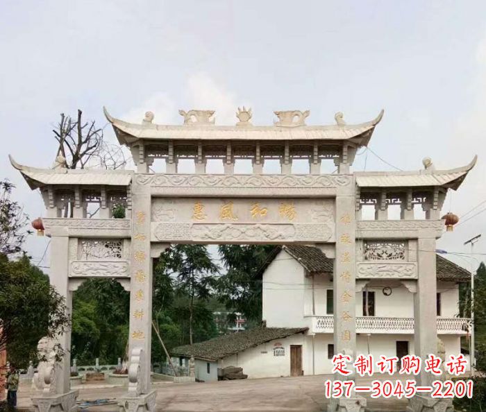 廊坊村口三门石雕牌楼精美的雕塑杰作