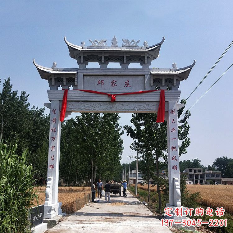 廊坊古村落中的石牌坊雕塑