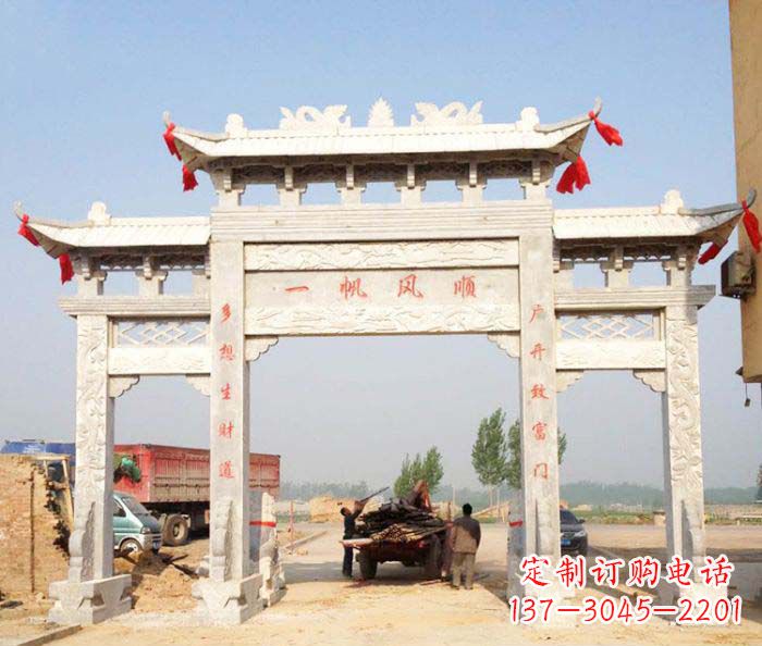 廊坊村庄大理石三门牌坊石雕。