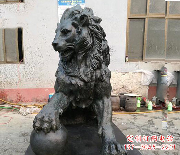 廊坊高质量西方踩球狮子铜雕塑