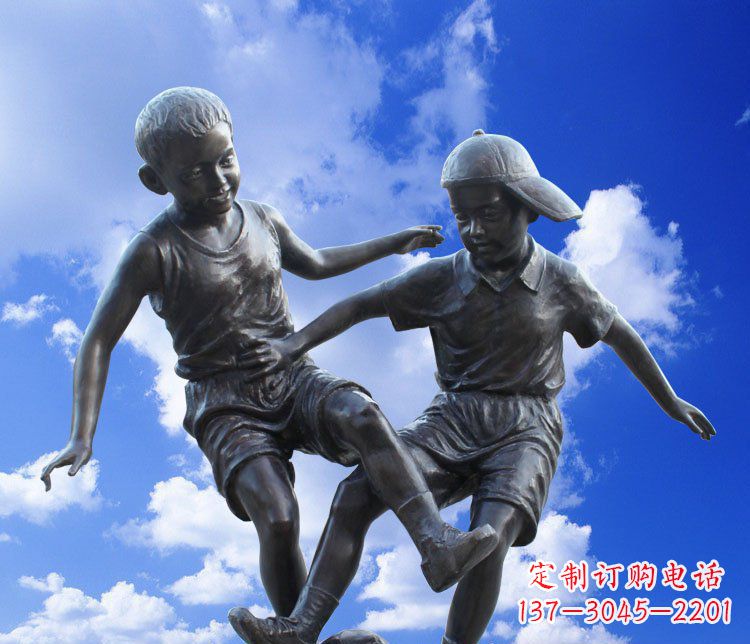 廊坊校园玻璃钢仿铜儿童踢球景观雕塑