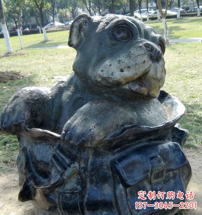 廊坊公园背书包的小狗动物铜雕