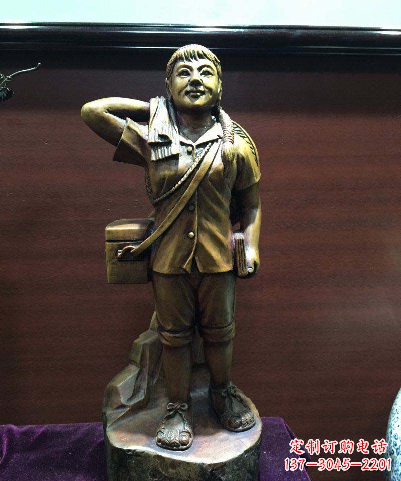 廊坊公园背着药箱的女人人物铜雕