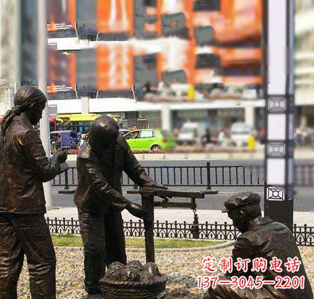 廊坊公园称白菜的人物小品铜雕