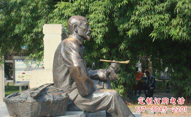 廊坊公园抽袋烟的老人小品铜雕