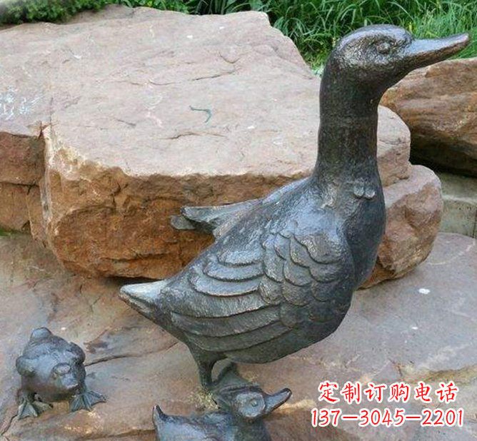 廊坊公园动物鸭子铜雕