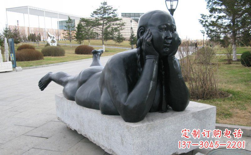 廊坊趴着的胖女孩铜雕塑