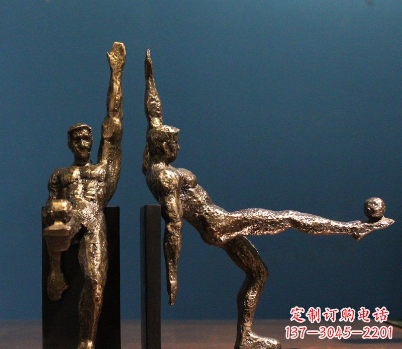 廊坊公园踢足球人物铜雕
