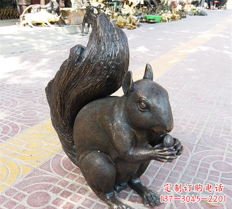 廊坊令人惊叹的松鼠铜雕塑