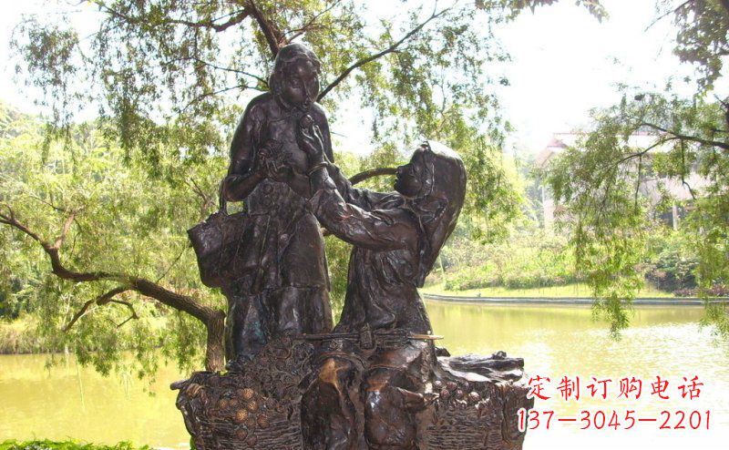 廊坊温馨铜雕公园里喂母亲吃荔枝的女孩