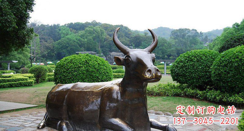 廊坊公园卧着的牛动物铜雕 (2)