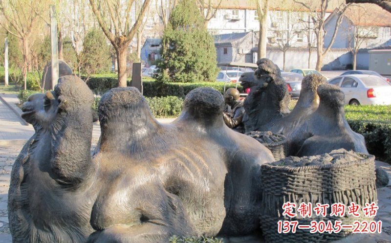 廊坊公园卧着的骆驼动物铜雕