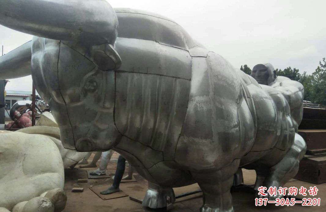 廊坊中领雕塑:复古拓荒牛不锈钢雕塑