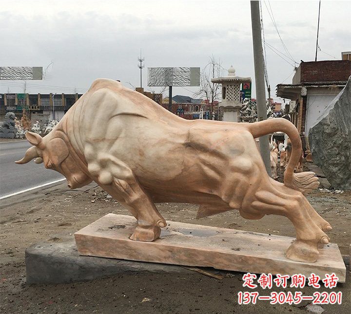 廊坊象征力量的广场晚霞红牛雕塑