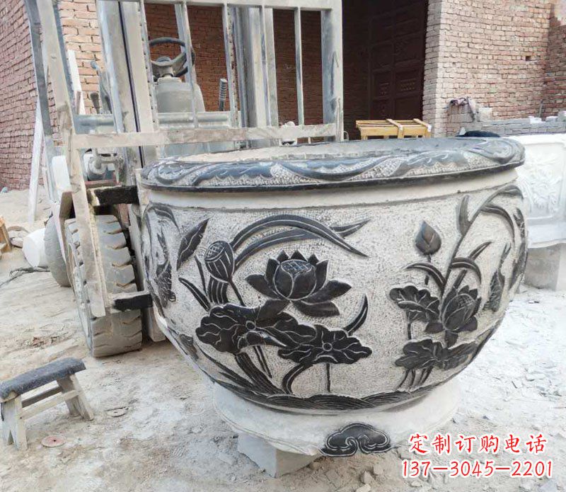 廊坊中领雕塑青石荷花水缸雕塑以其独特的设计、…