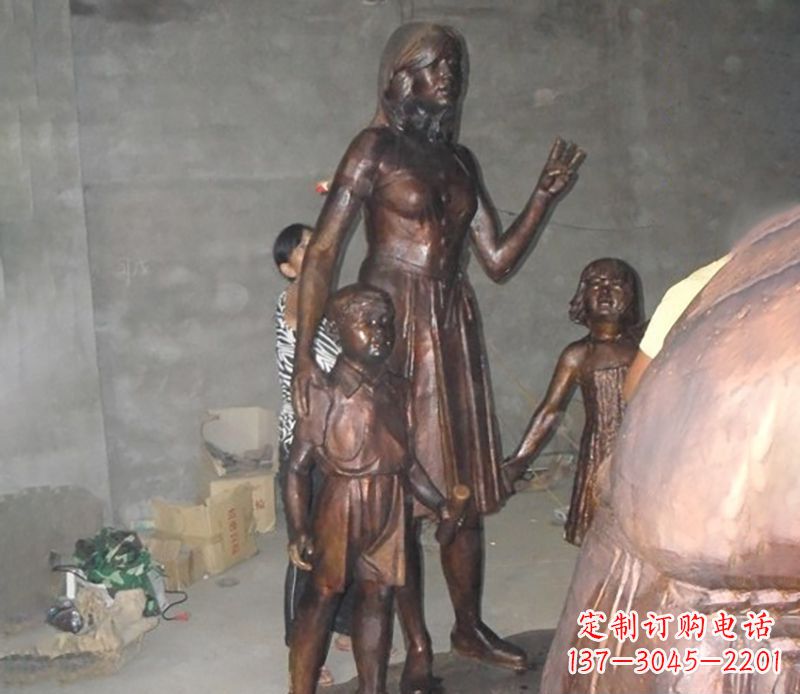 廊坊中领雕塑非常荣幸推出一款特别的母亲雕塑,…