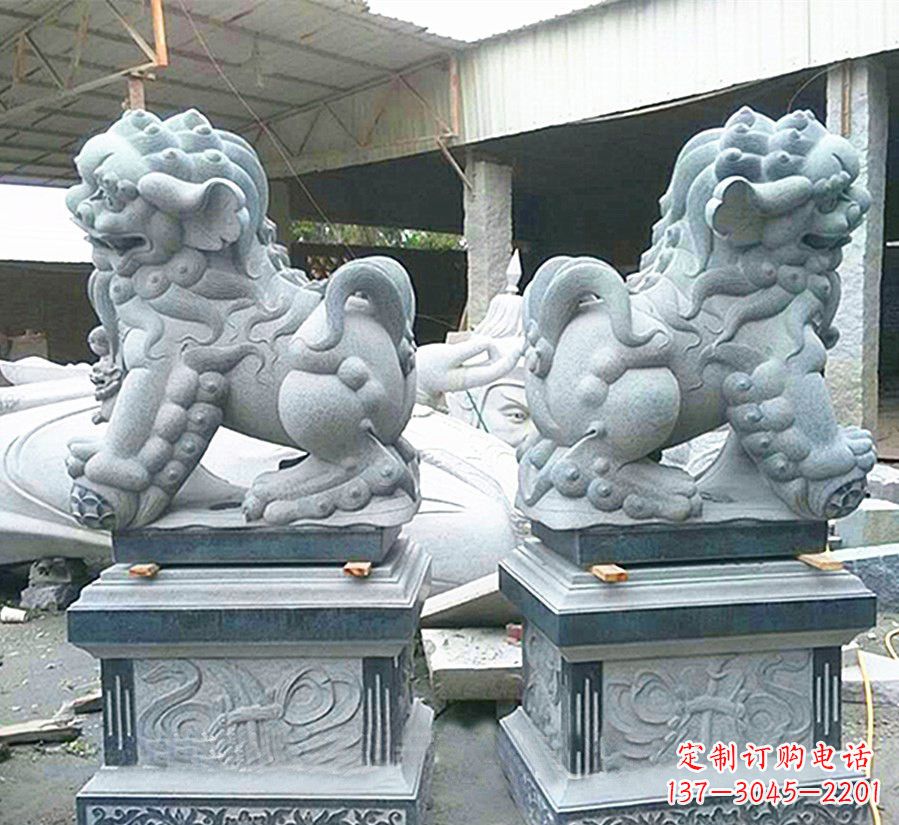 廊坊南方狮子献钱狮石雕,精美狮子雕塑为您庆祝