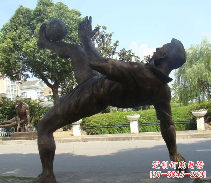 廊坊射门的足球运动员铜雕
