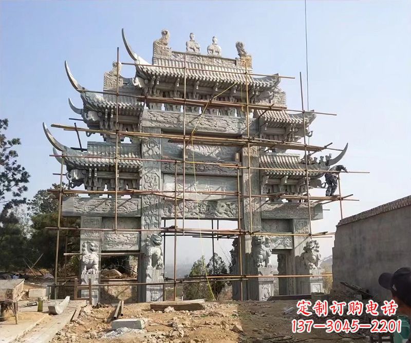 廊坊石牌坊外东侧的龙凤雕塑