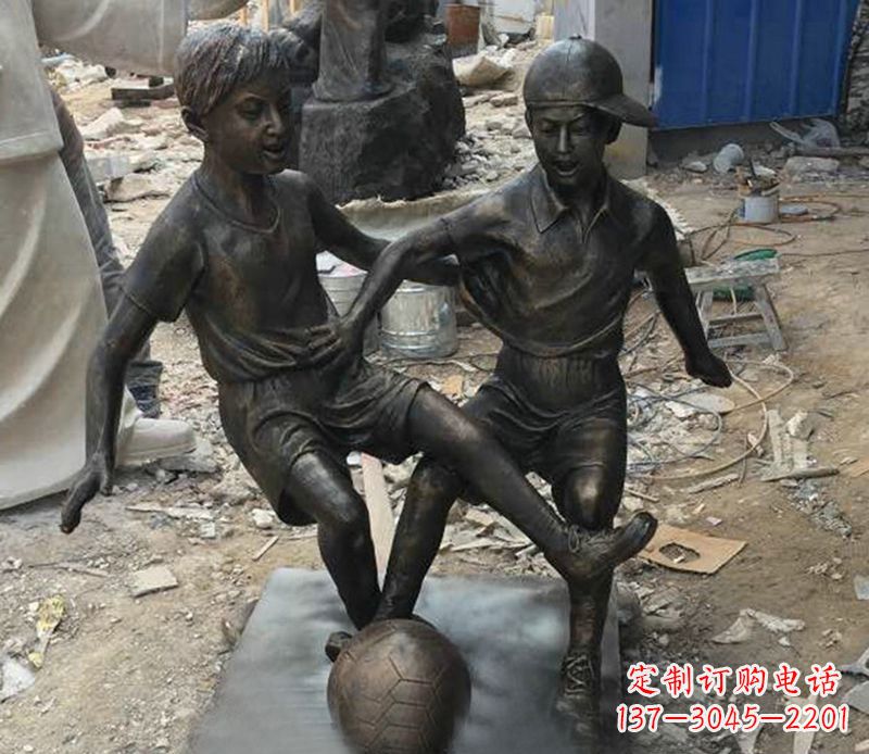 廊坊踢足球公园人物铜雕