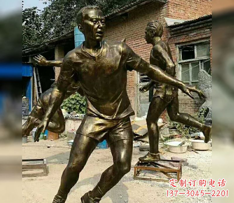 廊坊踢足球广场人物铜雕