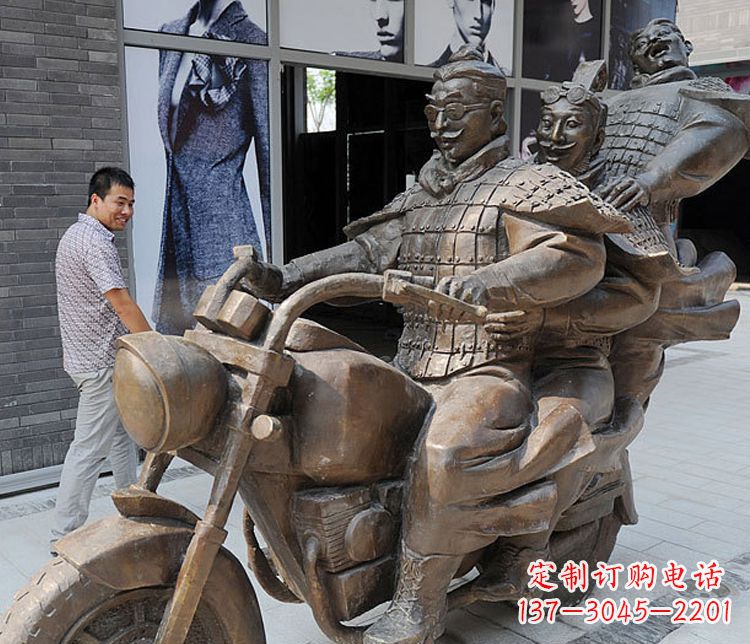 廊坊铜雕街头骑摩托人物雕塑